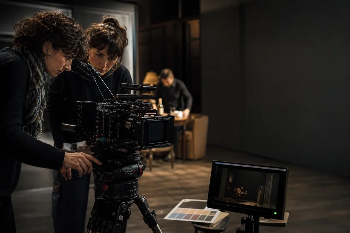 Cheffe opératrice et assistante caméra préparant un essai d’image en studio