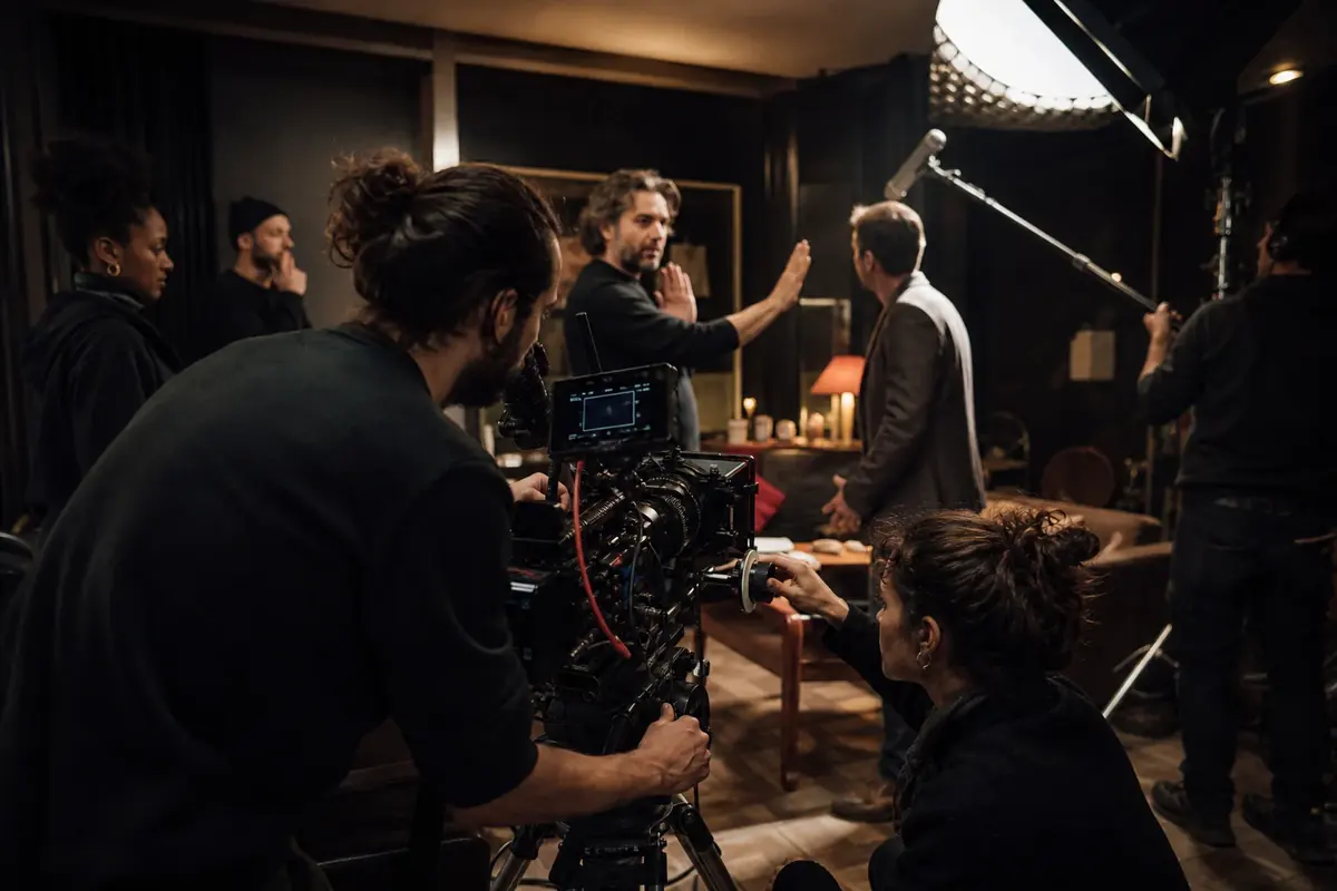 Équipe de tournage autour de la caméra