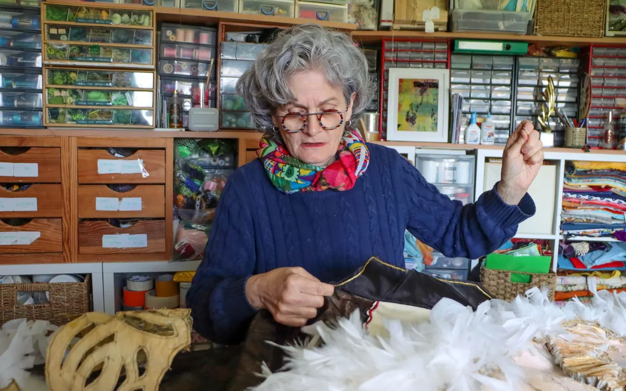 Couturière travaillant une matière dans son atelier