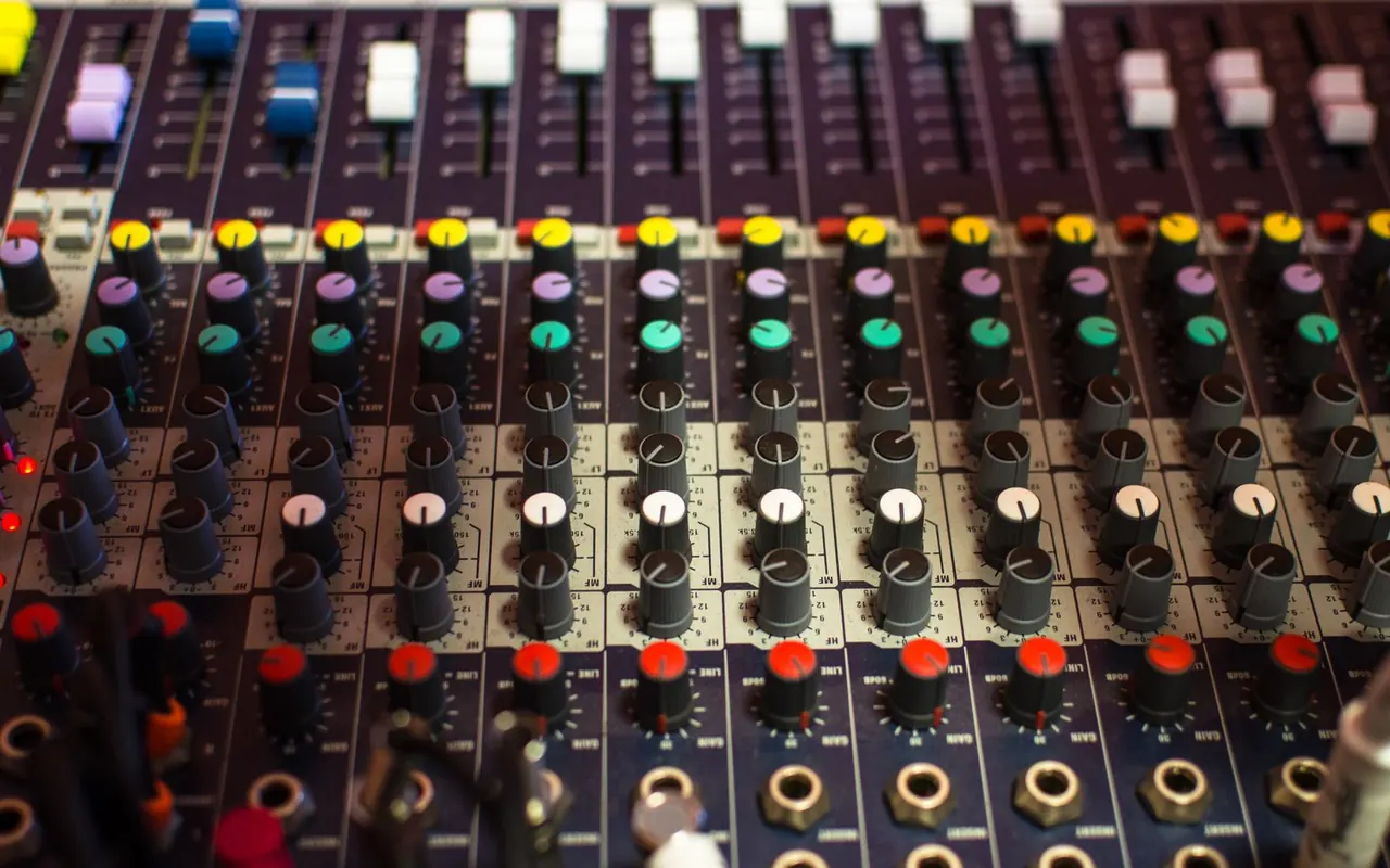 Commandes et potentiomètres d’une console de mixage audio