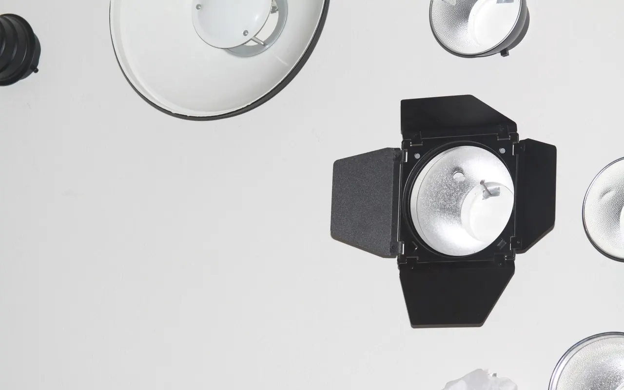 Projecteurs et accessoires d’éclairage photographiés sur fond blanc