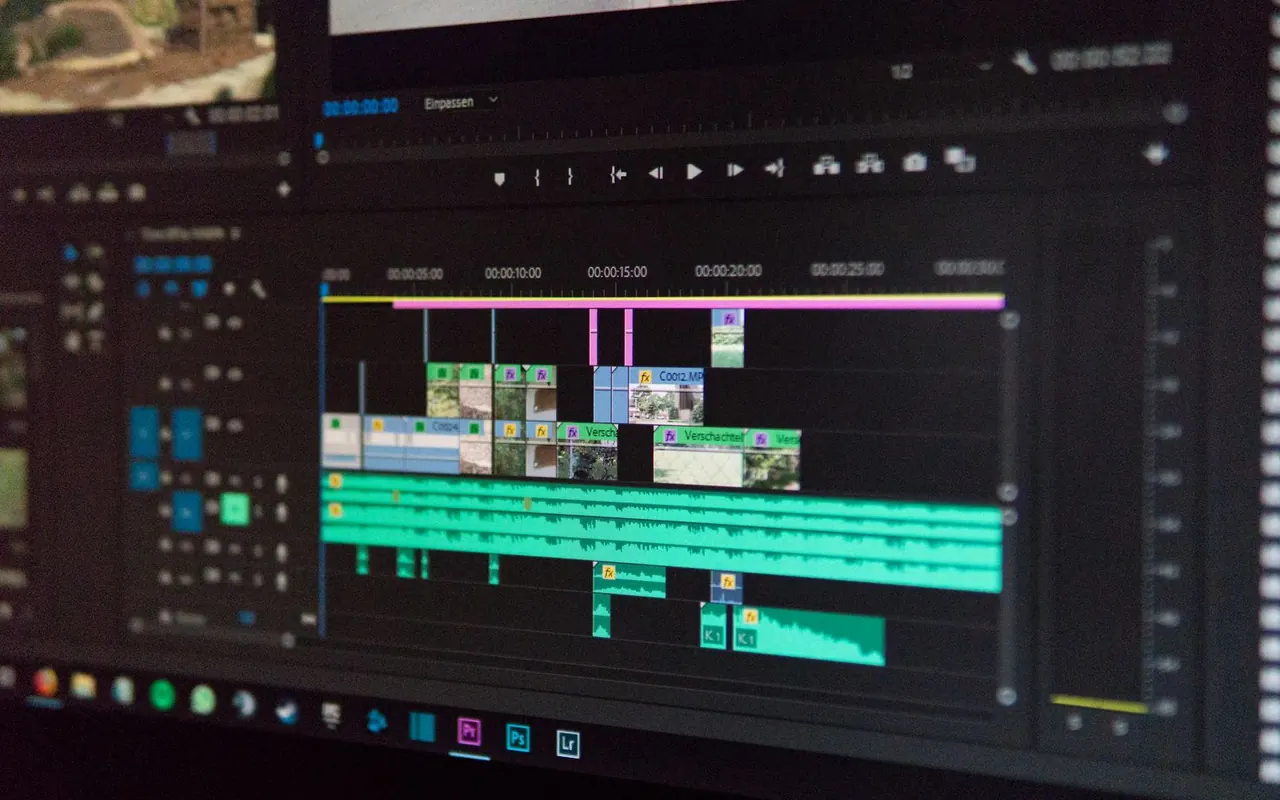 Pistes et plans d’un montage vidéo affichés sur un écran